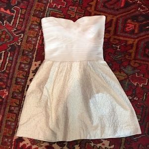 Beautiful strapless dress. Classic and chic!
